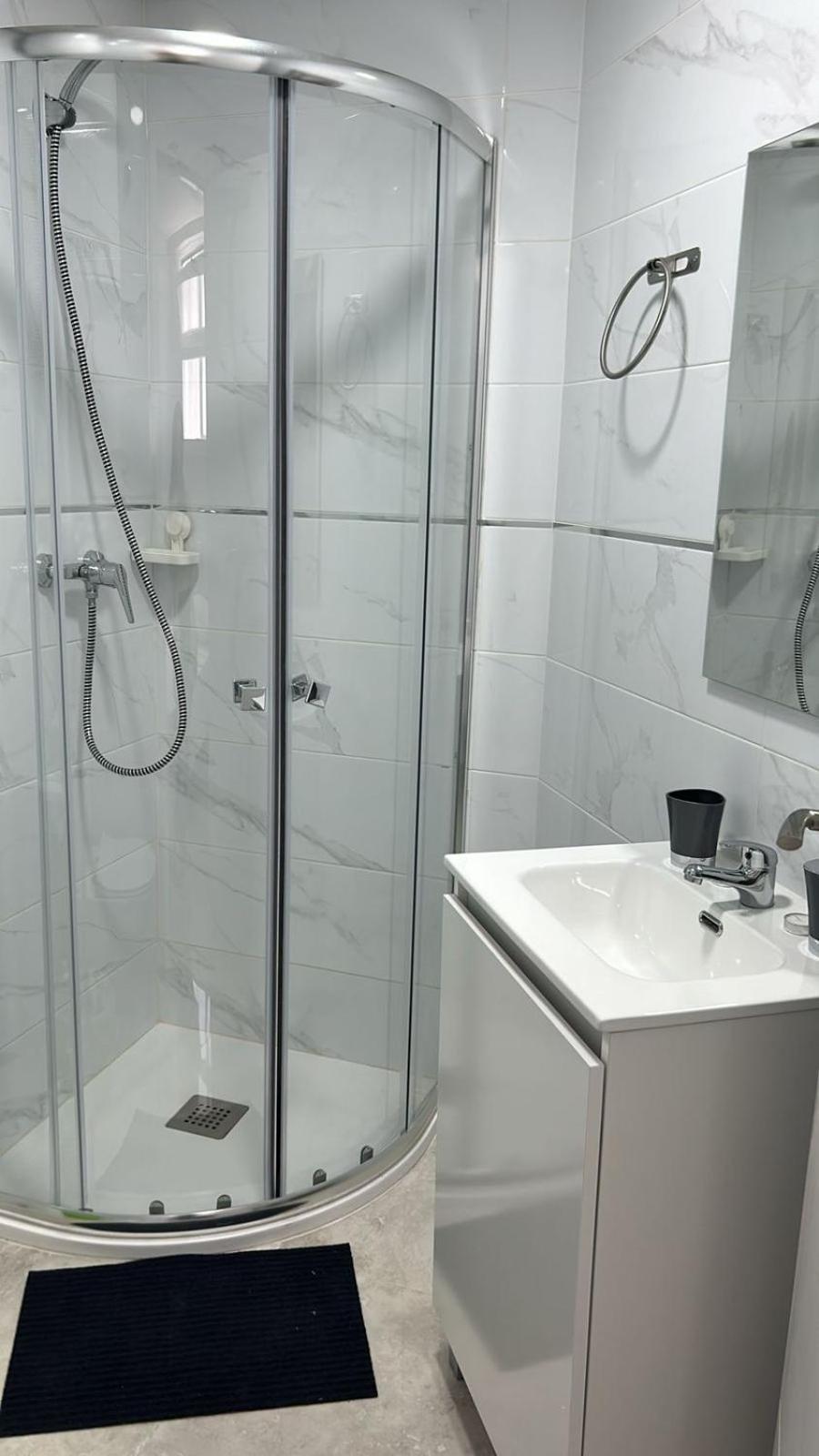 Habitacion Doble O Compartida Con Bano Privado En El Centro De Madrid Esterno foto